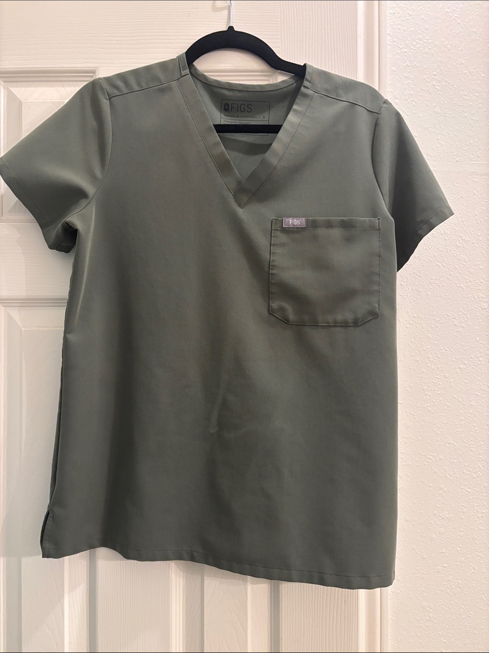 Figs Women’s Olive V-Neck Scrub Top